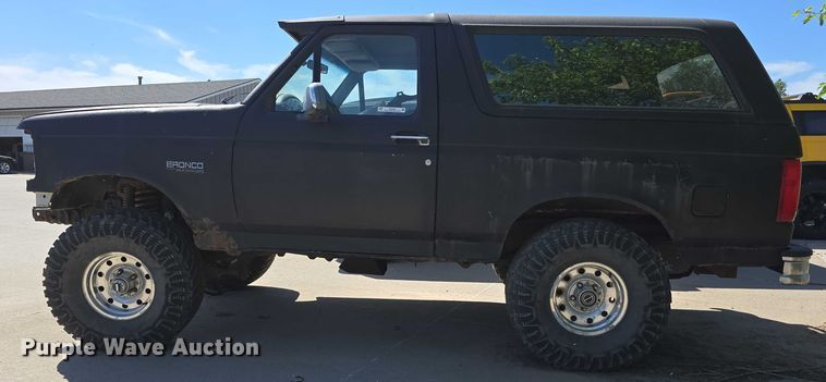 image for item EH8963 1996 Ford Bronco XLT SUV