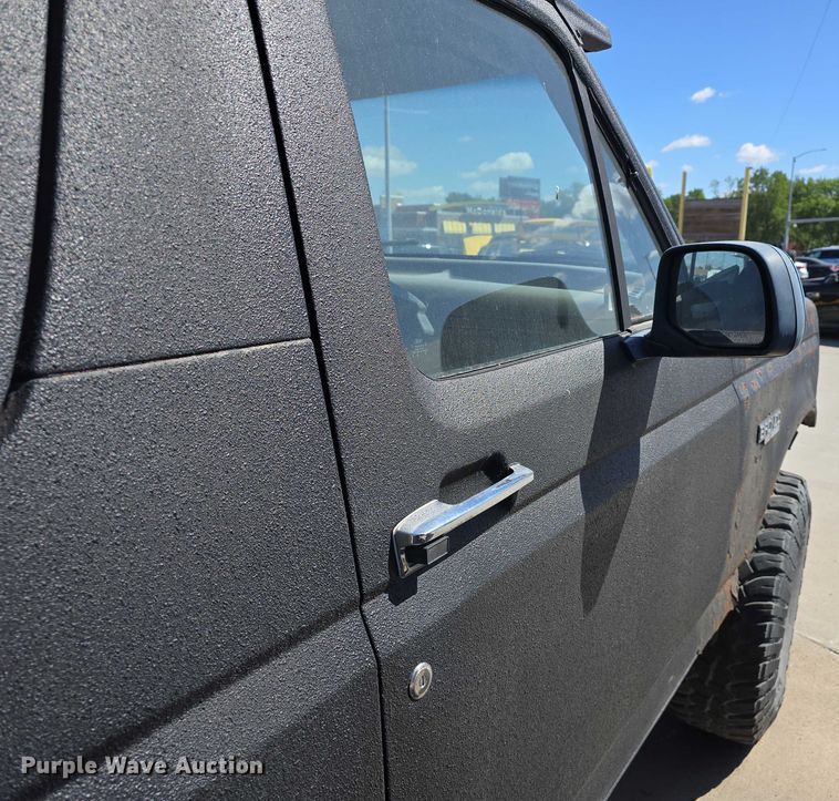 image for item EH8963 1996 Ford Bronco XLT SUV