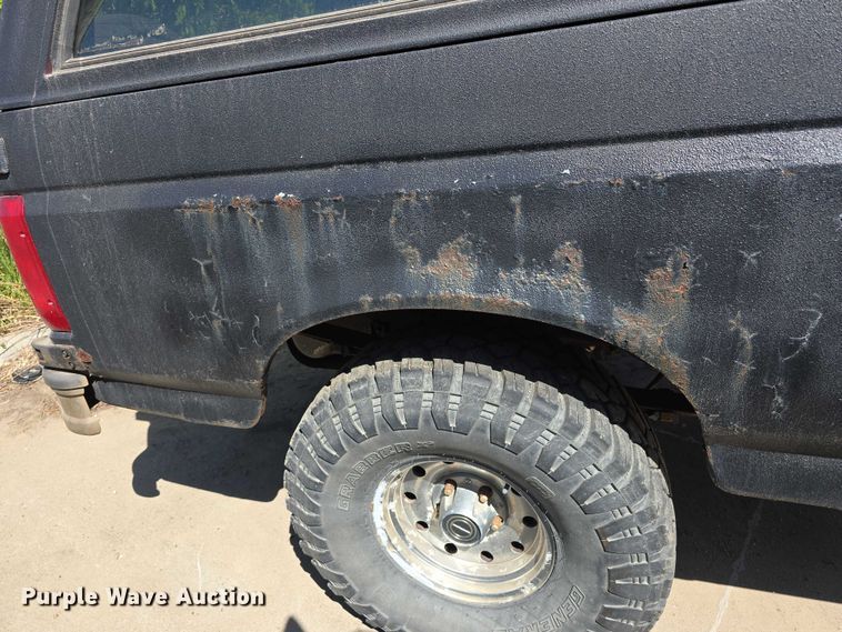 image for item EH8963 1996 Ford Bronco XLT SUV