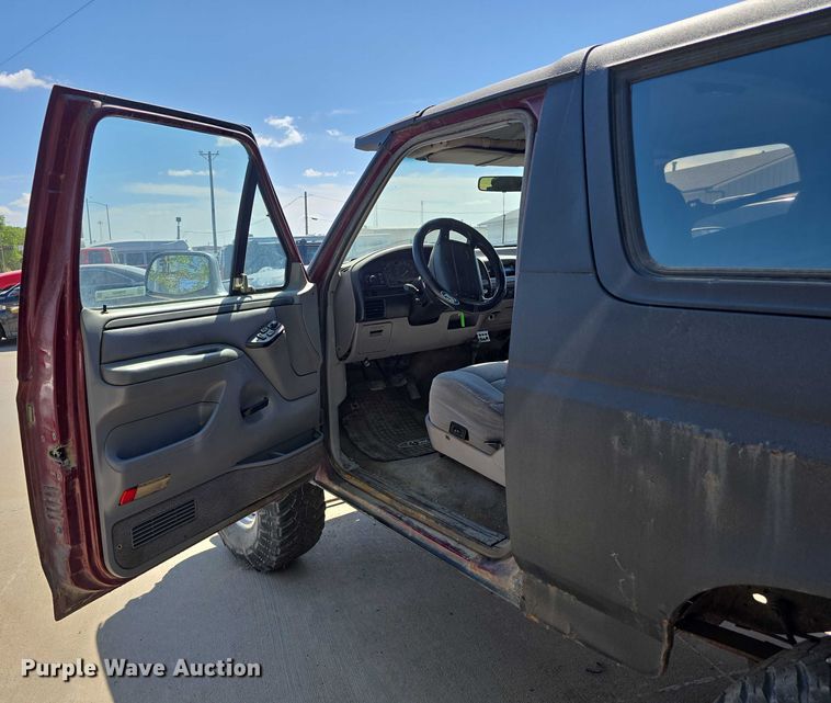 image for item EH8963 1996 Ford Bronco XLT SUV