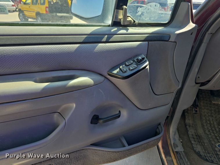 image for item EH8963 1996 Ford Bronco XLT SUV