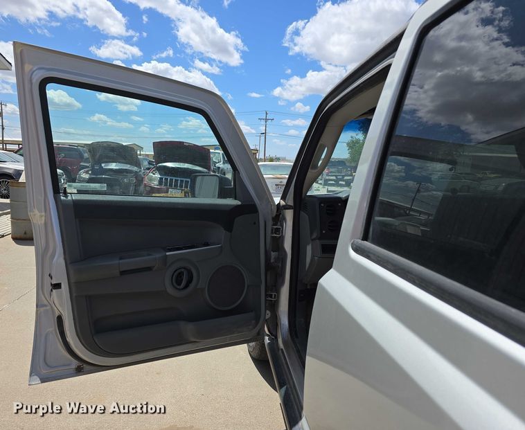 image for item EH8968 2006 Jeep Commander SUV