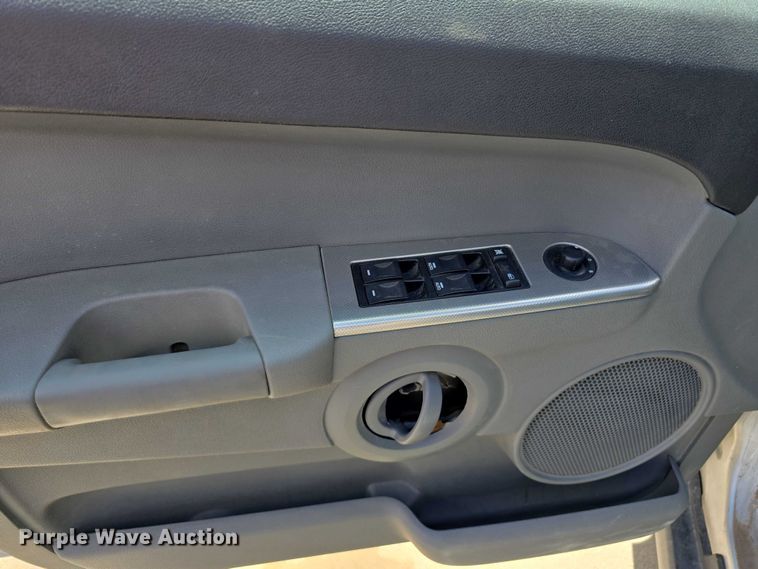 image for item EH8968 2006 Jeep Commander SUV