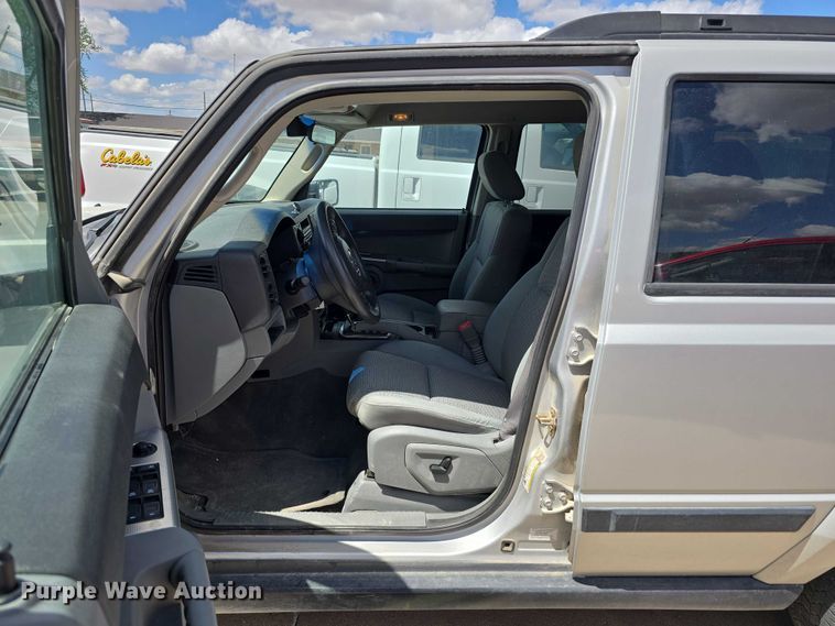 image for item EH8968 2006 Jeep Commander SUV
