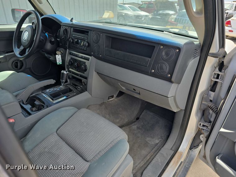 image for item EH8968 2006 Jeep Commander SUV