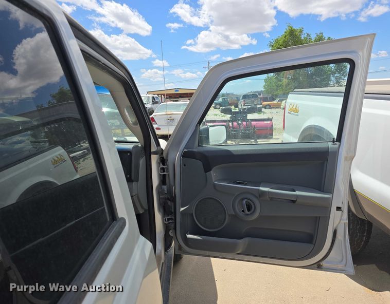 image for item EH8968 2006 Jeep Commander SUV