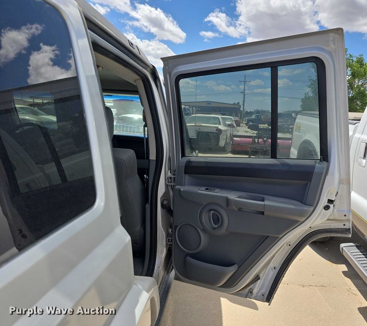 image for item EH8968 2006 Jeep Commander SUV