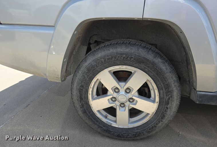 image for item EH8968 2006 Jeep Commander SUV