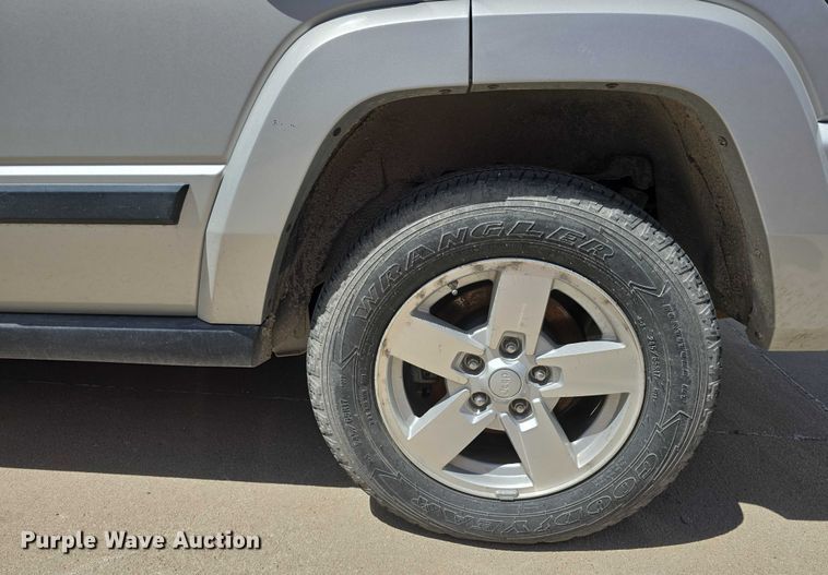 image for item EH8968 2006 Jeep Commander SUV