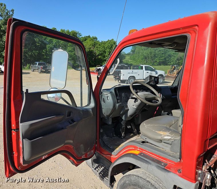 image for item EJ0044 2003 Mitsubishi Fuso flatbed truck