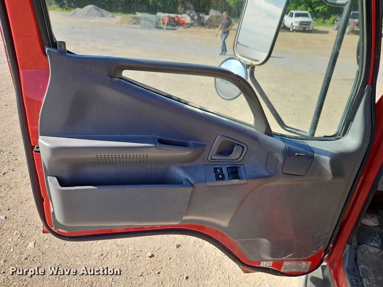 image for item EJ0044 2003 Mitsubishi Fuso flatbed truck