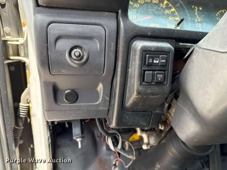 image for item EJ3827 2007 Isuzu NPR box truck