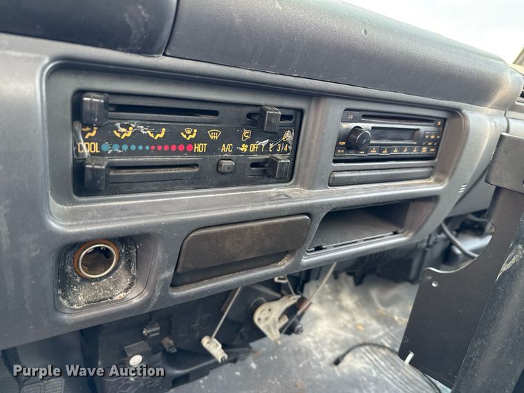 image for item EJ3827 2007 Isuzu NPR box truck