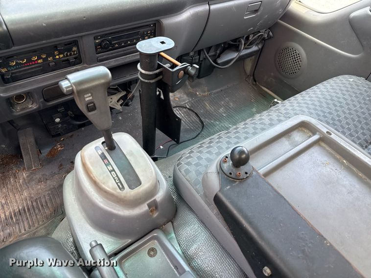 image for item EJ3827 2007 Isuzu NPR box truck