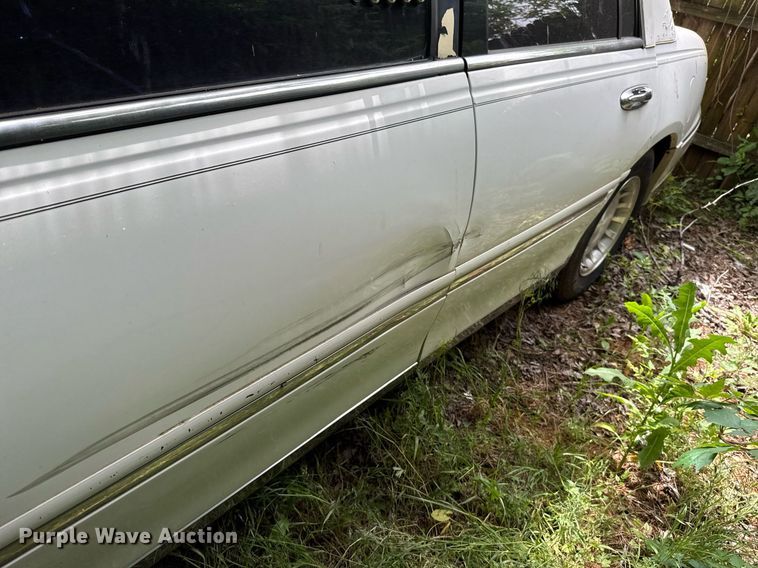 image for item EJ4495 2001 Lincoln Krystal limousine