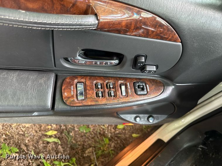 image for item EJ4495 2001 Lincoln Krystal limousine