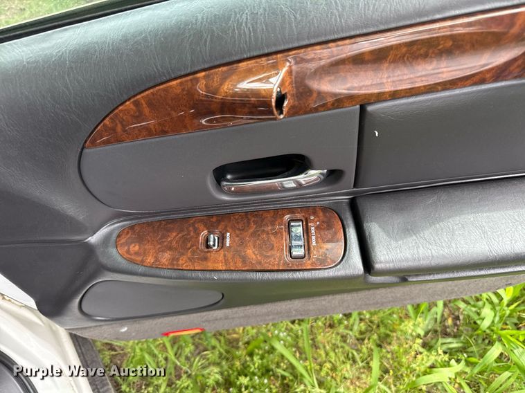 image for item EJ4495 2001 Lincoln Krystal limousine