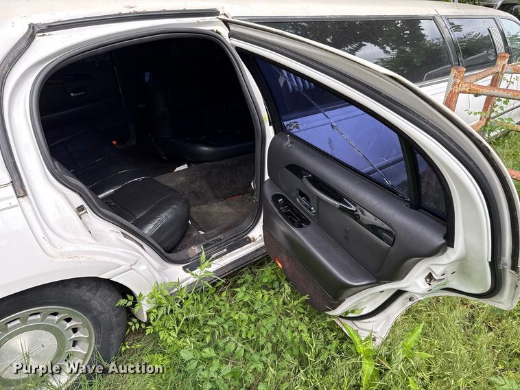 image for item EJ4495 2001 Lincoln Krystal limousine