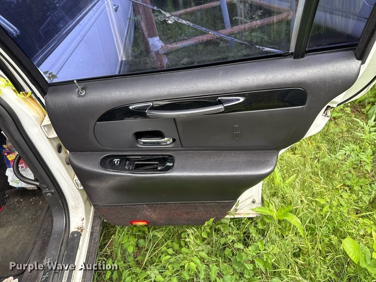 image for item EJ4495 2001 Lincoln Krystal limousine