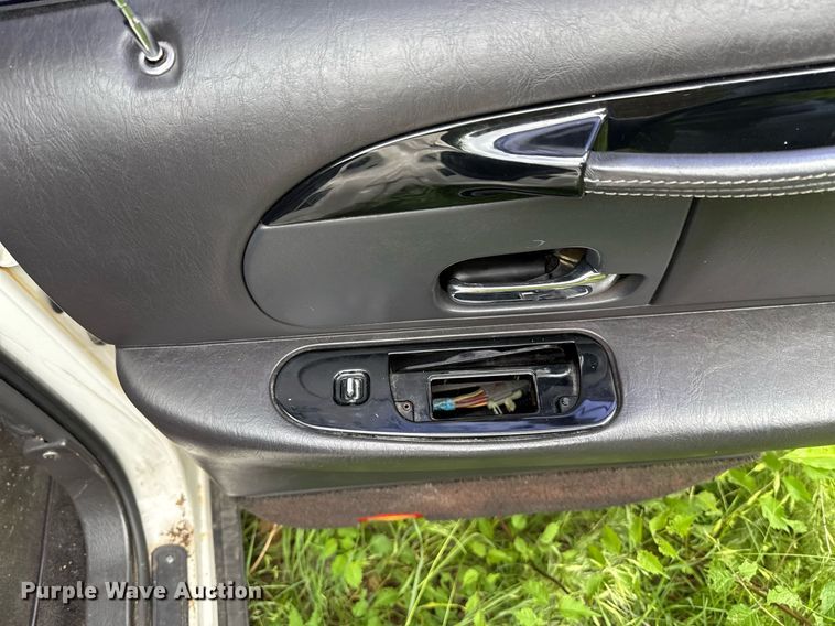 image for item EJ4495 2001 Lincoln Krystal limousine