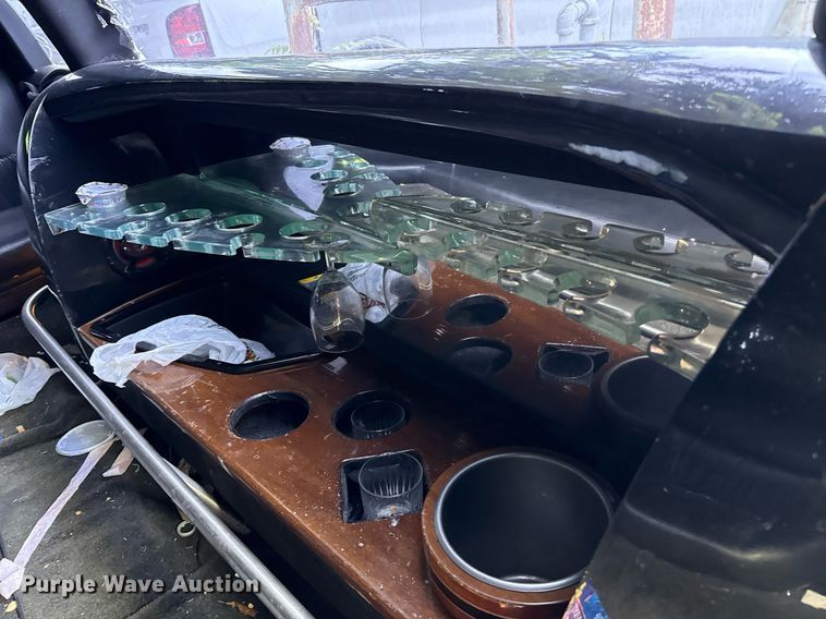 image for item EJ4495 2001 Lincoln Krystal limousine