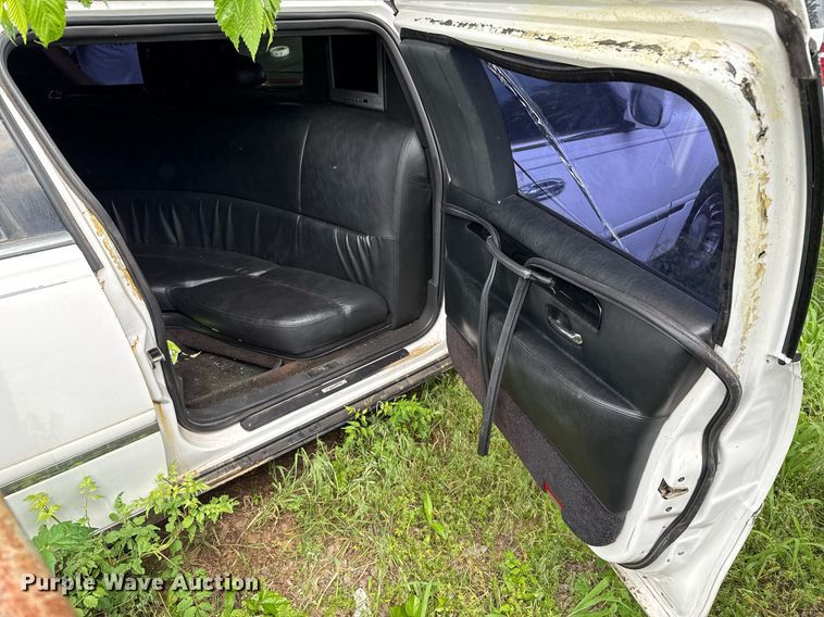 image for item EJ4495 2001 Lincoln Krystal limousine