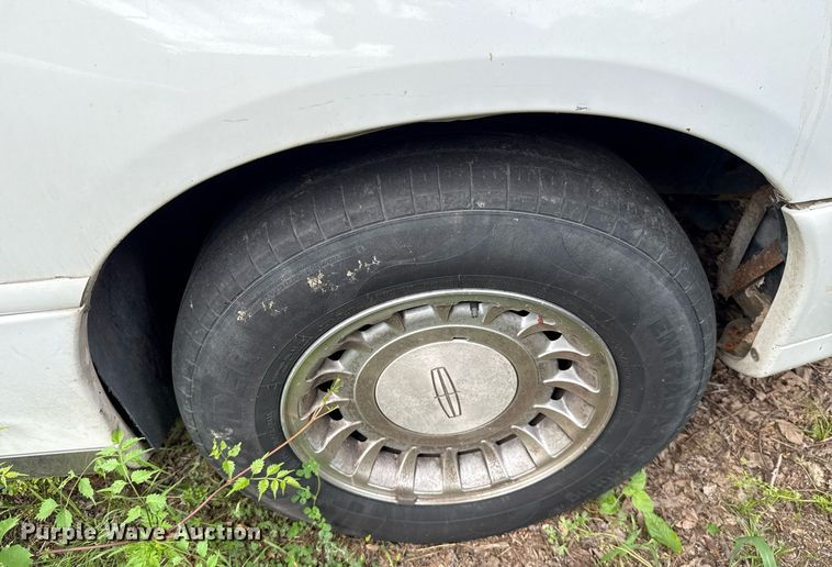 image for item EJ4495 2001 Lincoln Krystal limousine