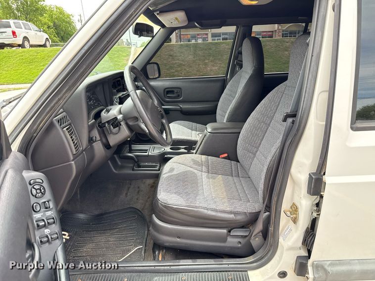 image for item EJ4496 2001 Jeep Cherokee SUV