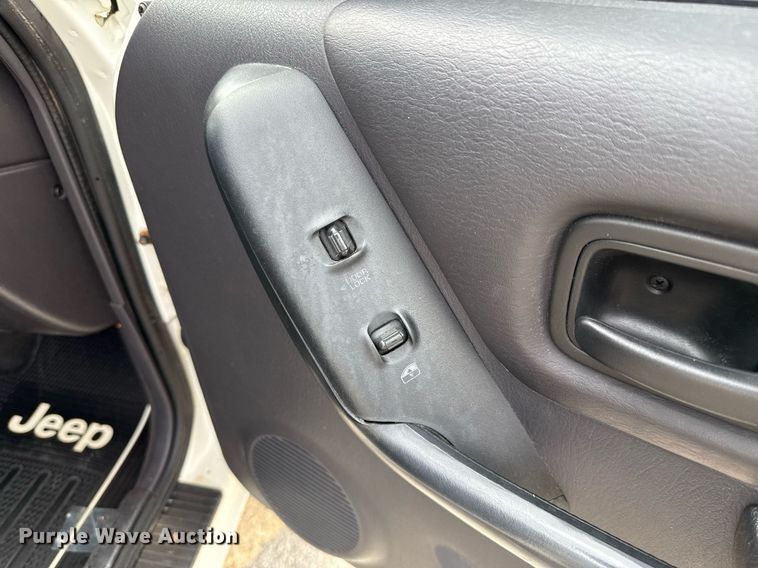 image for item EJ4496 2001 Jeep Cherokee SUV