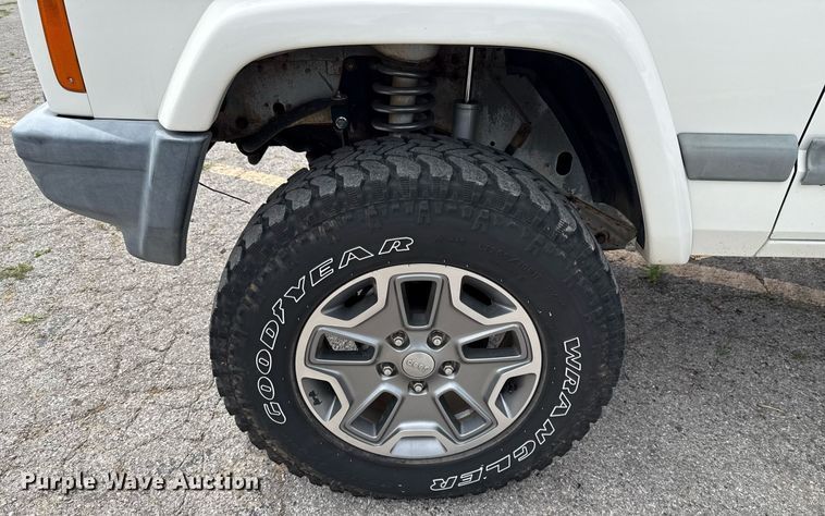 image for item EJ4496 2001 Jeep Cherokee SUV