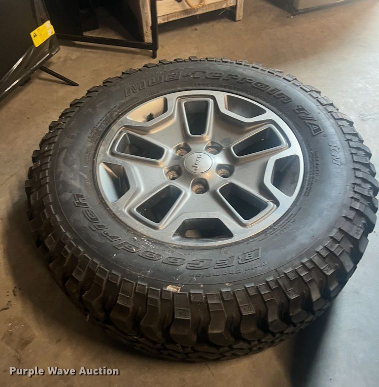 image for item EJ4496 2001 Jeep Cherokee SUV