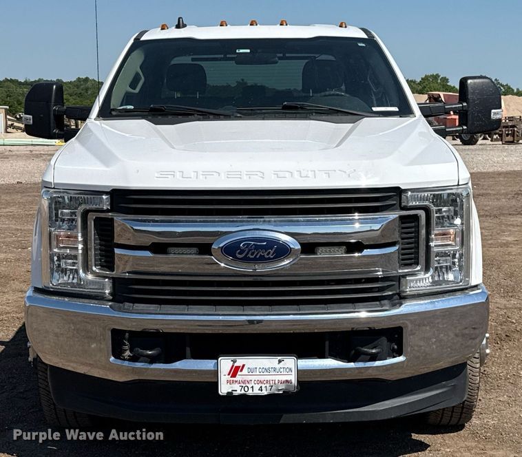 image for item EJ8813 2019 Ford F350 Super Duty Crew Cab pickup truck