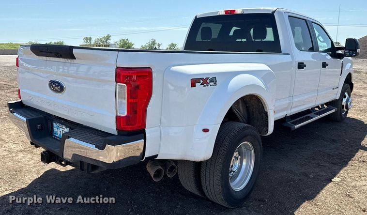 image for item EJ8813 2019 Ford F350 Super Duty Crew Cab pickup truck