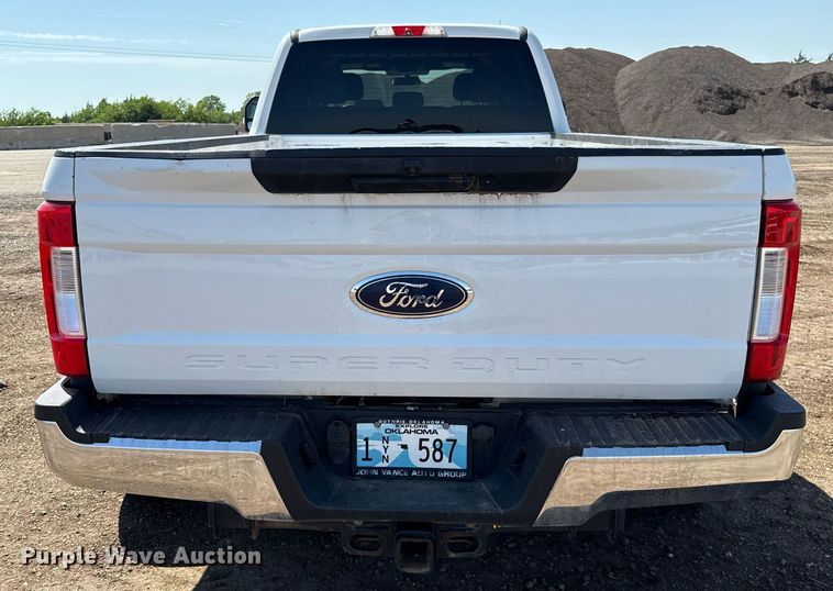 image for item EJ8813 2019 Ford F350 Super Duty Crew Cab pickup truck