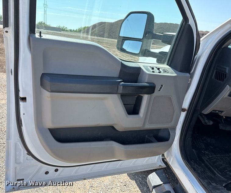 image for item EJ8813 2019 Ford F350 Super Duty Crew Cab pickup truck