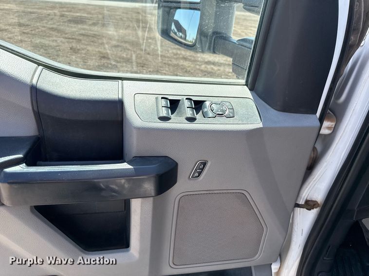 image for item EJ8813 2019 Ford F350 Super Duty Crew Cab pickup truck