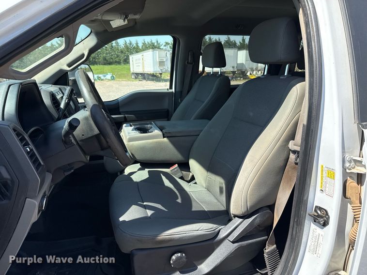 image for item EJ8813 2019 Ford F350 Super Duty Crew Cab pickup truck