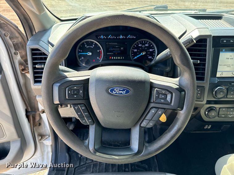 image for item EJ8813 2019 Ford F350 Super Duty Crew Cab pickup truck