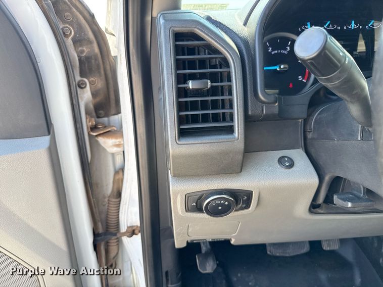 image for item EJ8813 2019 Ford F350 Super Duty Crew Cab pickup truck