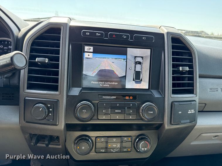 image for item EJ8813 2019 Ford F350 Super Duty Crew Cab pickup truck