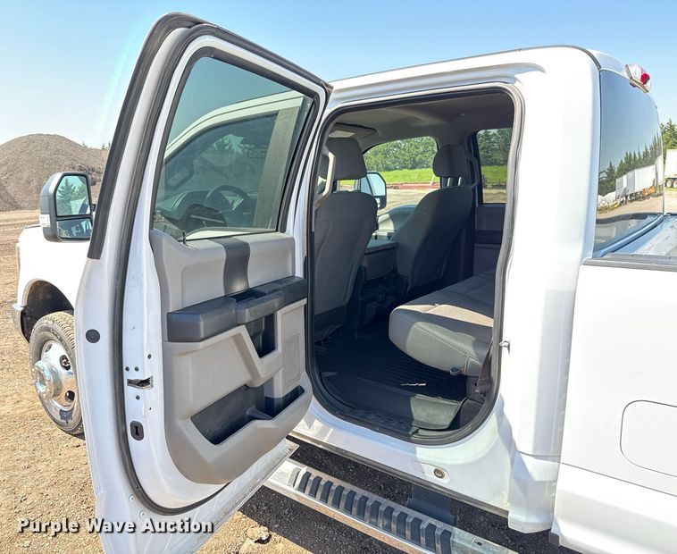 image for item EJ8813 2019 Ford F350 Super Duty Crew Cab pickup truck