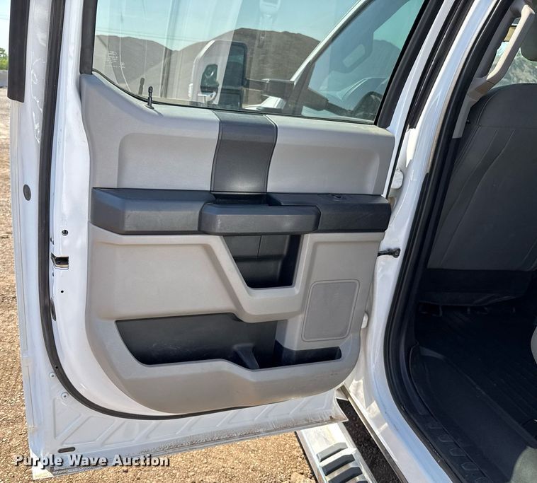 image for item EJ8813 2019 Ford F350 Super Duty Crew Cab pickup truck