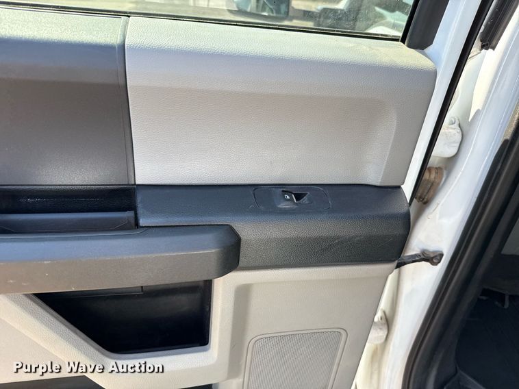 image for item EJ8813 2019 Ford F350 Super Duty Crew Cab pickup truck