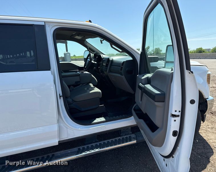 image for item EJ8813 2019 Ford F350 Super Duty Crew Cab pickup truck