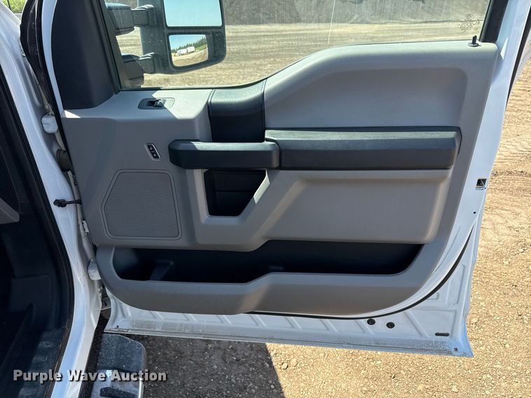 image for item EJ8813 2019 Ford F350 Super Duty Crew Cab pickup truck