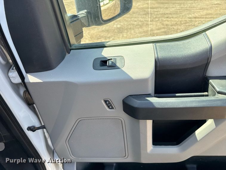 image for item EJ8813 2019 Ford F350 Super Duty Crew Cab pickup truck