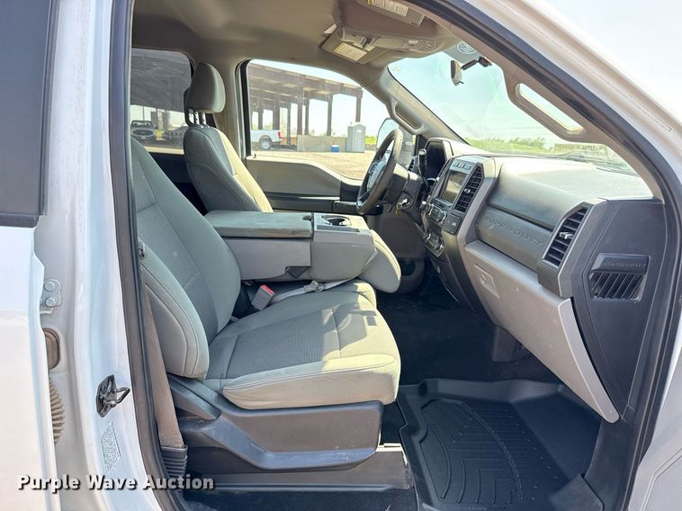 image for item EJ8813 2019 Ford F350 Super Duty Crew Cab pickup truck