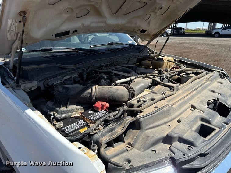 image for item EJ8813 2019 Ford F350 Super Duty Crew Cab pickup truck