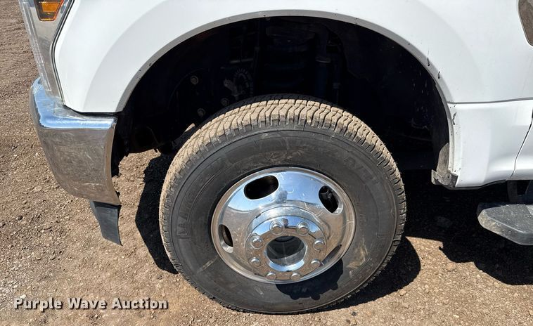 image for item EJ8813 2019 Ford F350 Super Duty Crew Cab pickup truck