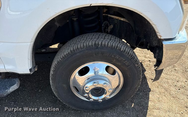 image for item EJ8813 2019 Ford F350 Super Duty Crew Cab pickup truck